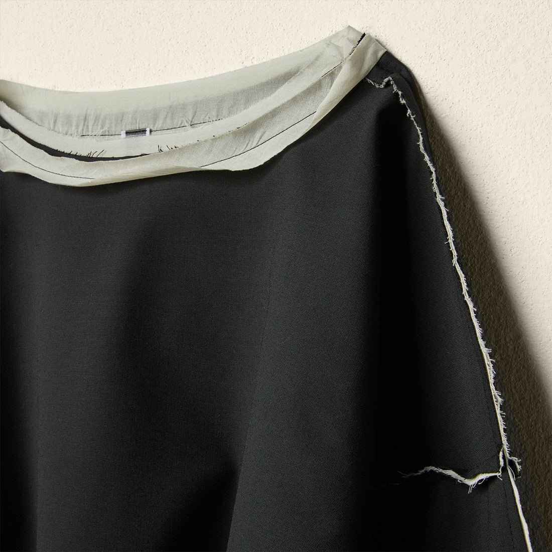 CROP TOP WITH EXTERNAL SEAMS - BLACK - 124288