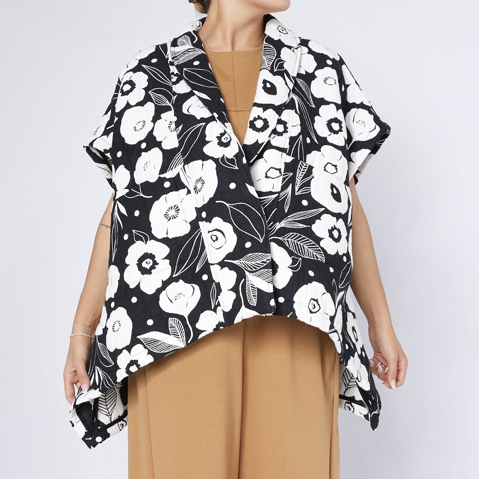 WOMEN GILET BLACK AND WHITE WITH FLOWERS PATTERNED FABRIC - 124219