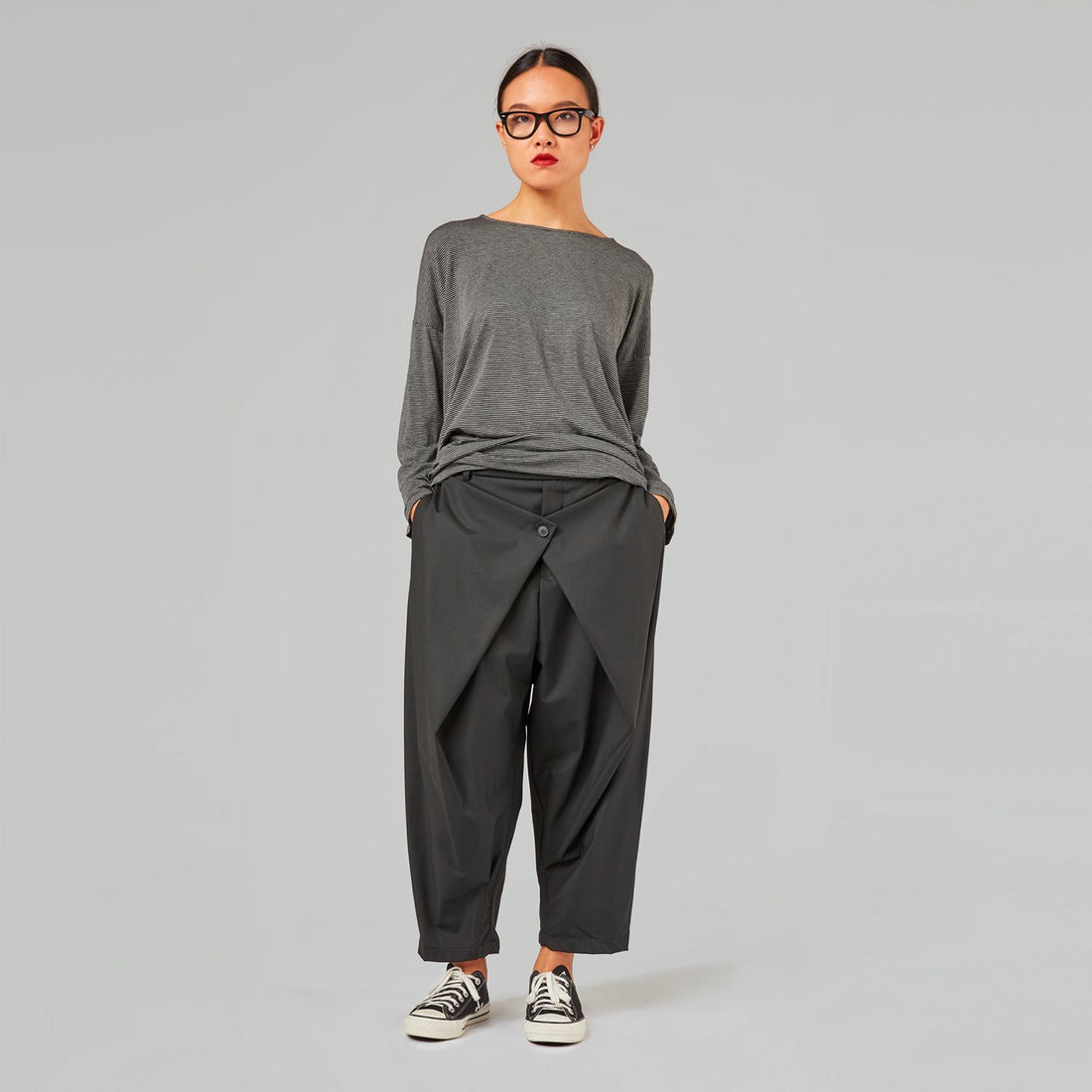 TROUSERS WITH WALLET CLOSURE - 923078